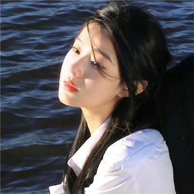 她背后的那双手